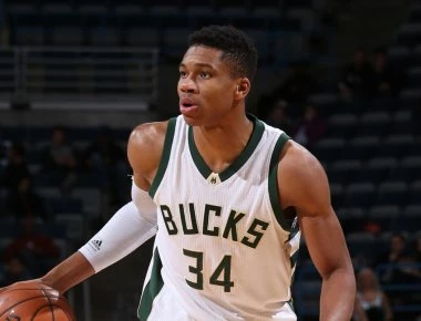 Γ. Αντετοκούνμπο: Τραυματίστηκε και στα δύο μάτια στο παιχνίδι με τους Πίστονς (βίντεο)